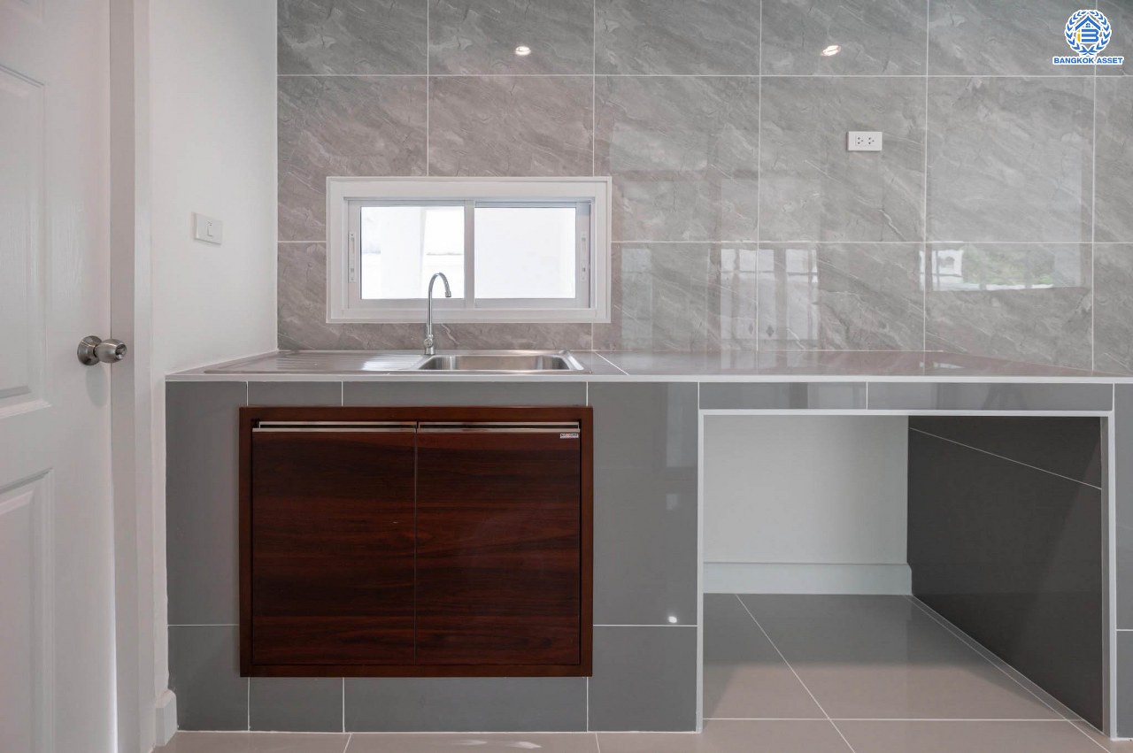 บ้านมือสองตกแต่งใหม่ โครงการ สิทธารมย์รีเจนท์ ลาดพร้าว101 เนื้อที่ 75.3 ตร.ว. ฟังก์ชันรวม 3 ห้องนอน 3 ห้องน้ำ 1 ห้องอเนกประสงค์ จอดรถได้ 2 คัน กว้างขวาง พร้อมทุกการใช้งาน บนทำเลใจกลางเมือง เชื่อมต่อทั้ง ถนนนวมินทร์, ถนนนวลจันทร์, ถ.ลาดพร้าว, ถ.รามอินทรา ใกล้ The Walk เกษตรนวมินทร์ และทางด่วนรามอินทรา...